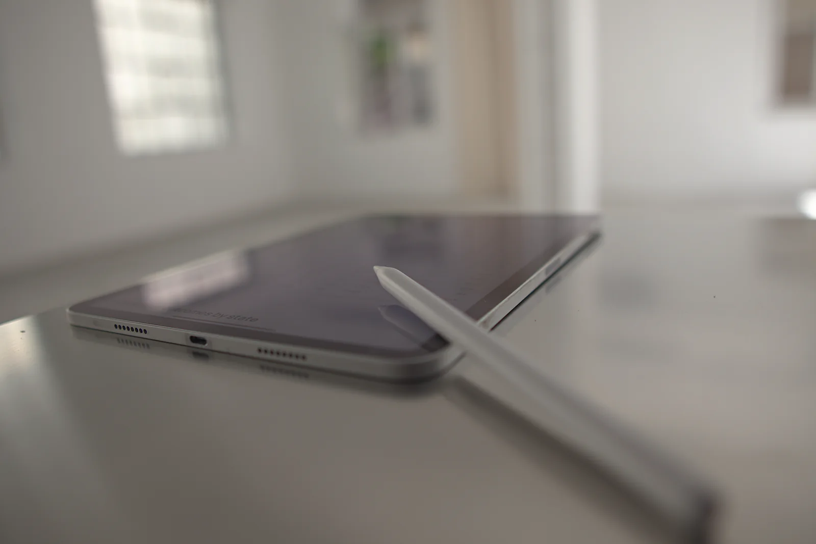 Tablet mit Eingabestift auf einem Schreibtisch
