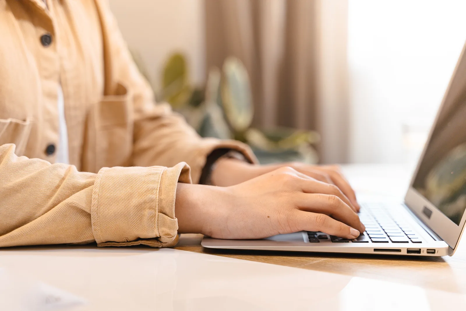Konzentriertes Arbeiten an einer digitalen Praxis-Oberfläche
